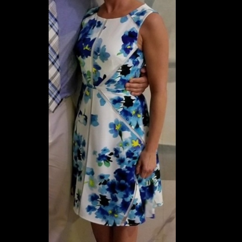 Beautiful Blue Floral Dress💙 size 4, gently worn!